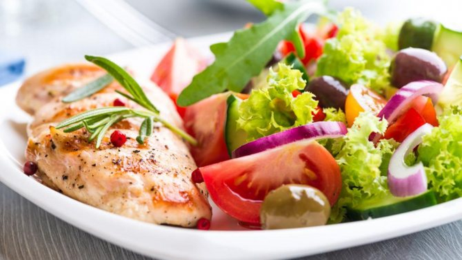 salade de légumes et poisson au régime protéiné