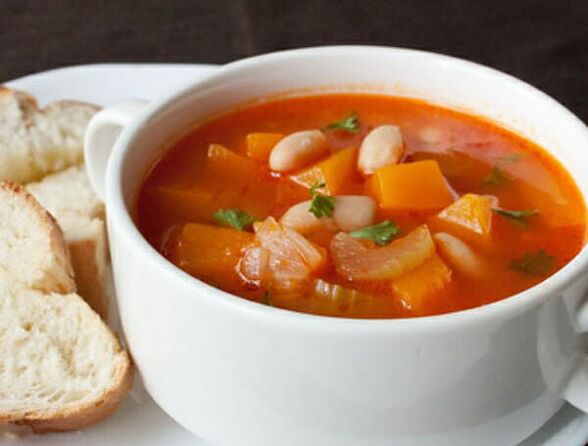 La soupe de céleri est un plat copieux dans le régime d'une alimentation saine pour perdre du poids