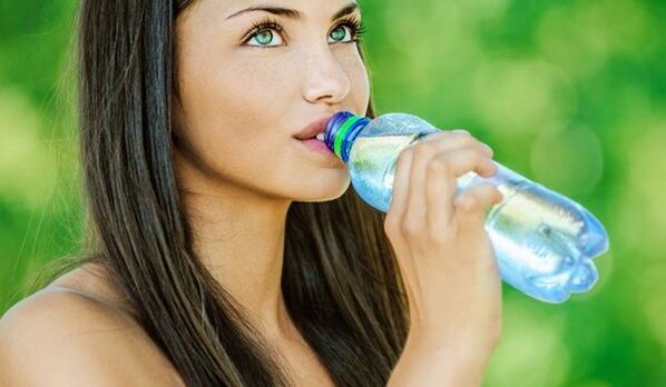 Pour perdre du poids efficacement, vous devez boire suffisamment d’eau. 
